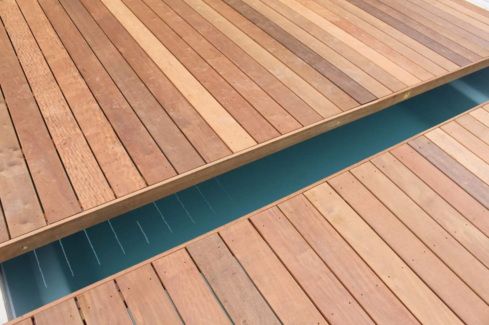Détail du grain fin des lames d'itauba, bois exotique classe 5