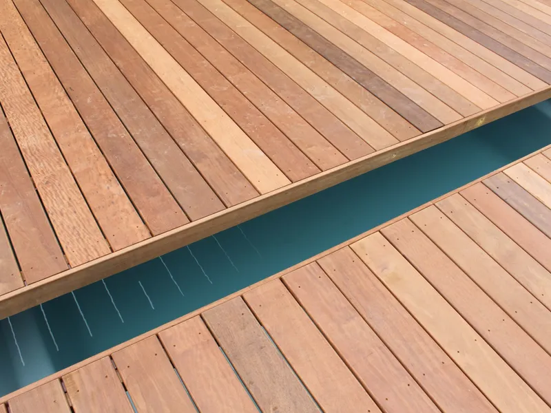 Détail des lames d'itauba, grain fin du bois exotique classe 5