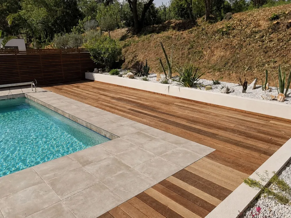 Plage de piscine en bois exotique itauba réalisée près d'Aix-en-Provence