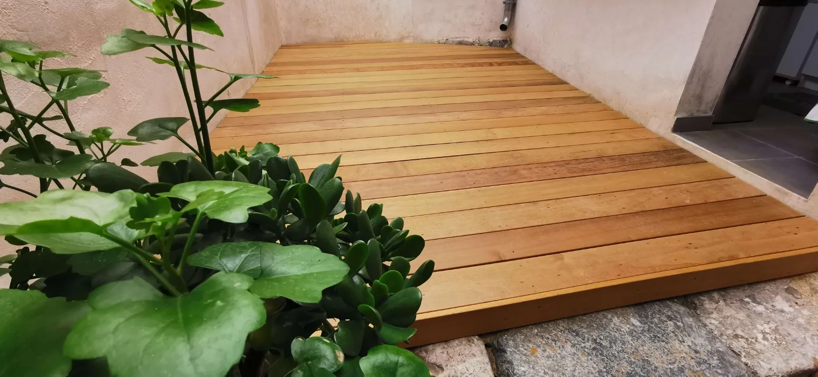 Terrasse en itauba propre et entretenue après rénovation