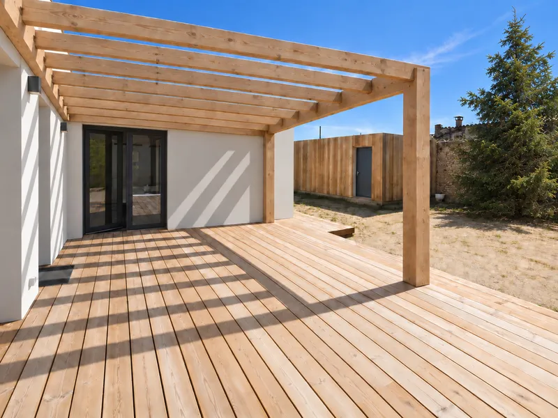 Pergola bois adossée sur une terrasse bois, maison contemporaine