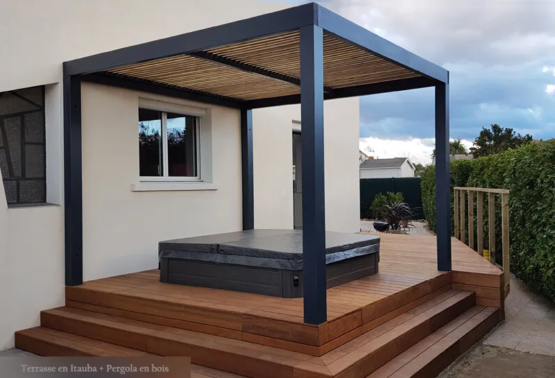 Pergola bois sur mesure au-dessus d'un spa, réalisée par Blackwood Deck