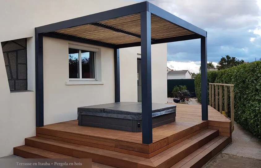 Pergola en bois avec terrasse itauba et spa, réalisée par Blackwood Deck