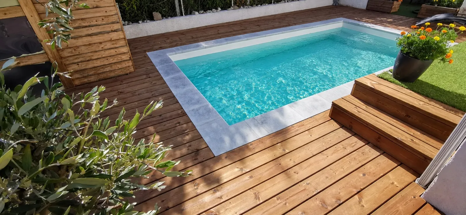 Plage de piscine en pin avec marches et margelles, réalisée dans le Pays d'Aix