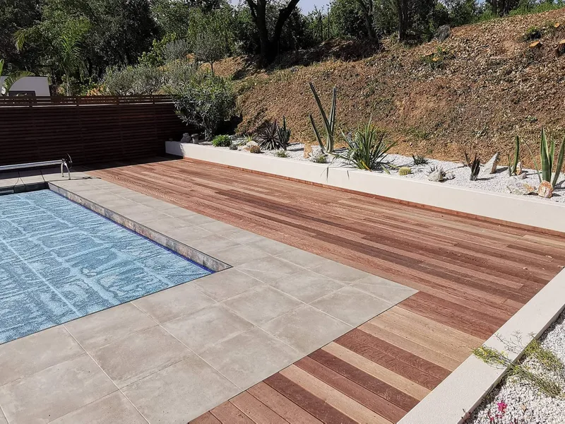 Terrasse et piscine en itauba sur un terrain en colline à Fuveau