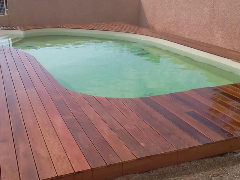 Plage de piscine en itauba épousant un bassin à forme libre