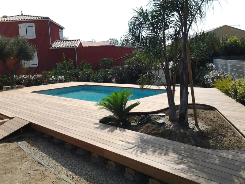 Pose de la terrasse bois en cours de chantier