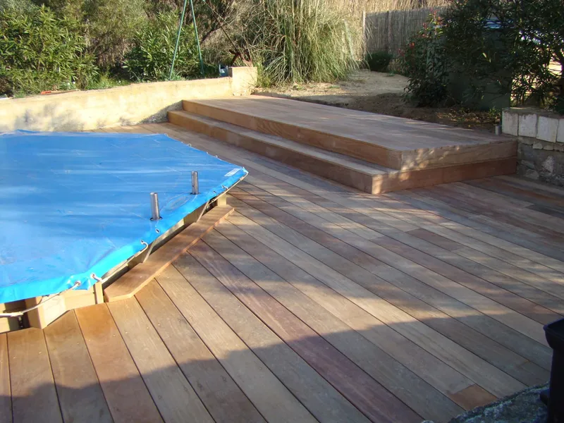 Plage de piscine en itauba avec emmarchement large vers une terrasse surélevée