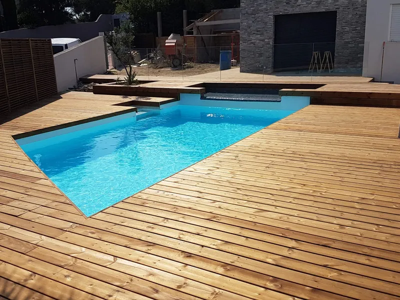 Plage de piscine en bois à Venelles