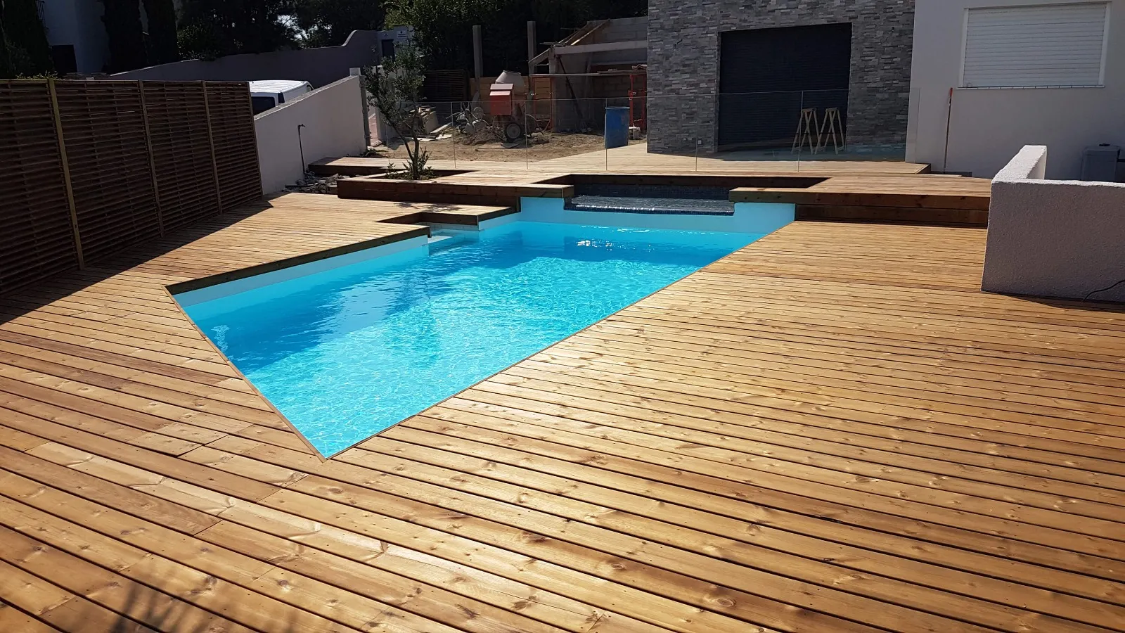 Plage de piscine en bois réalisée par Nicolas Pécard, artisan Blackwood Deck dans le Pays d'Aix