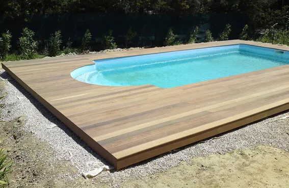 Plage de piscine en bois épousant les formes arrondies du bassin