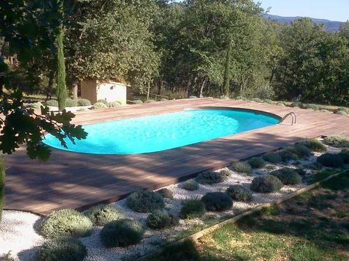 Plage de piscine ovale en bois en Provence