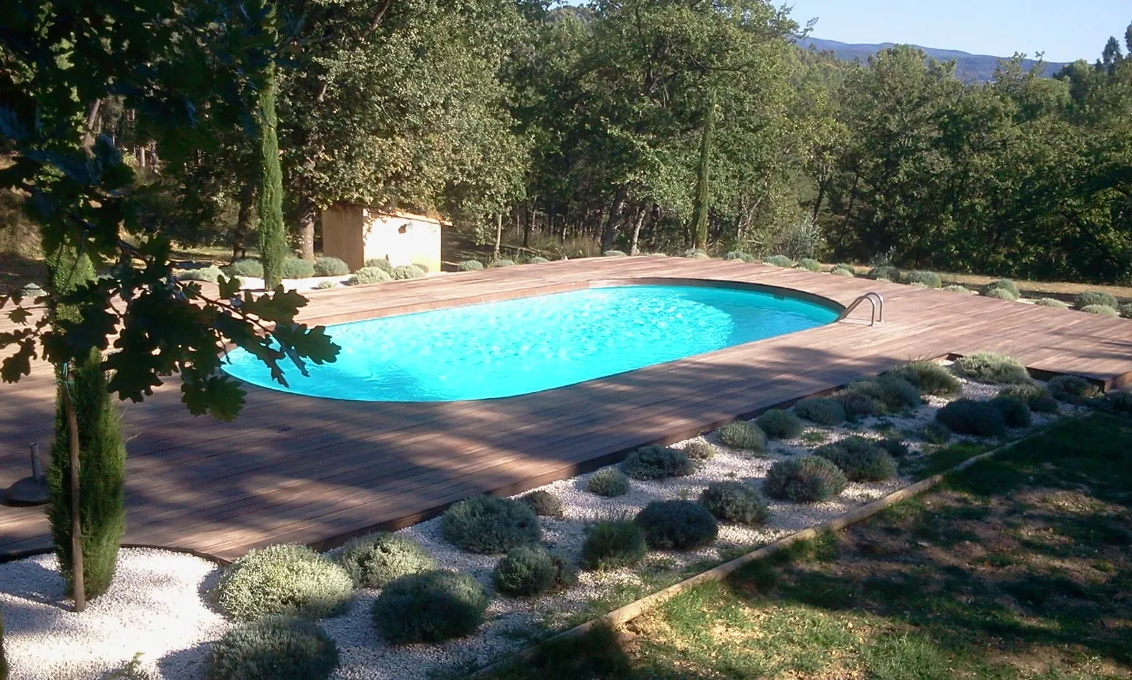 Plage de piscine en bois au Tholonet, au pied de la Sainte-Victoire