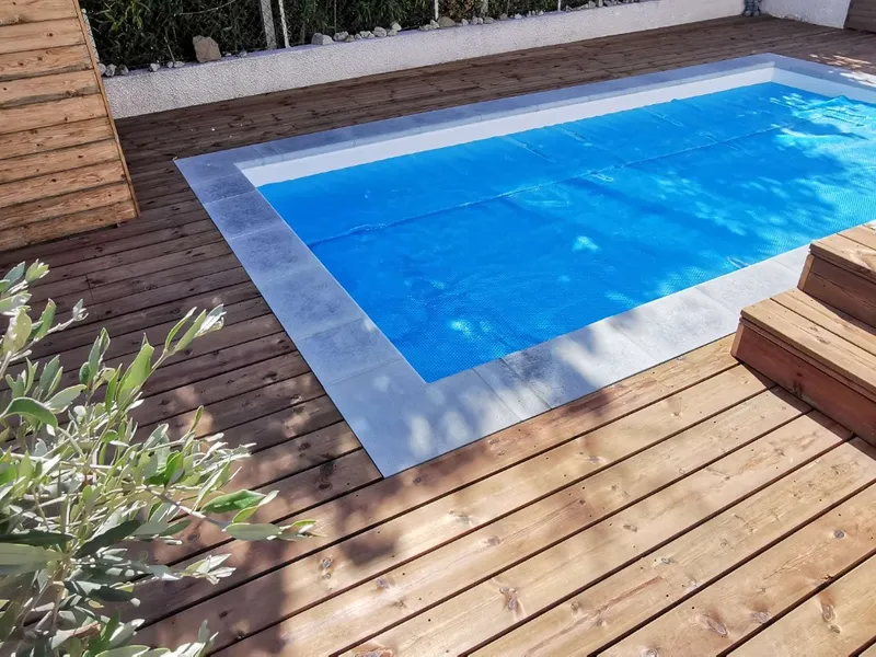 Plage de piscine en bois avec marches à Meyreuil