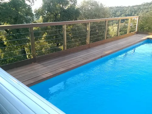 Plage de piscine en pin traité avec palmier