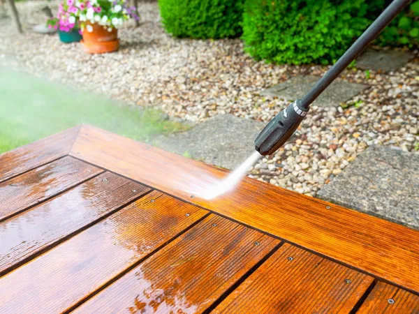Terrasse bois après dégrisage et rénovation