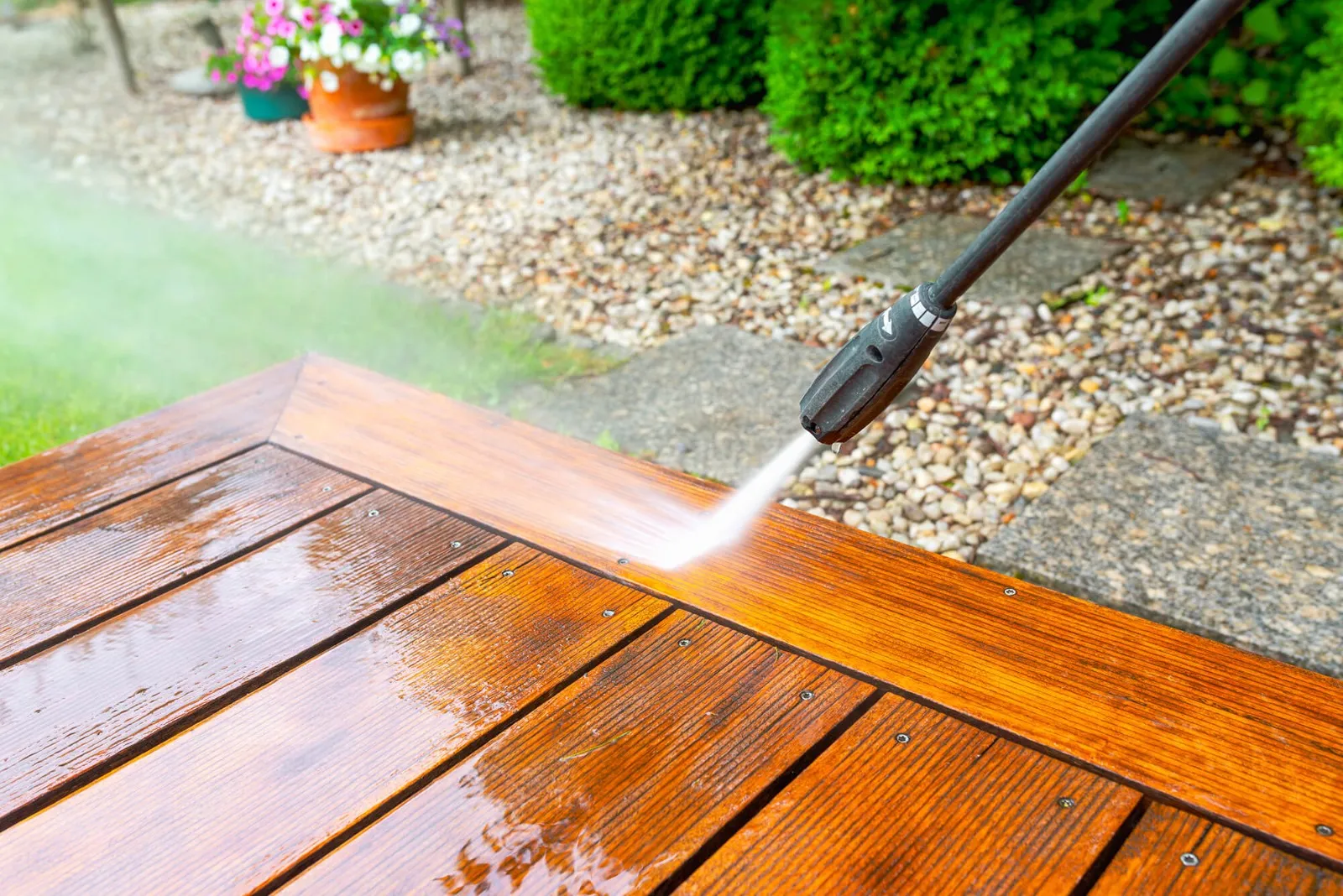 Nettoyage et entretien d'une terrasse bois dans le Pays d'Aix