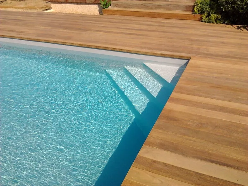 Terrasse bois réalisée à Éguilles par Blackwood Deck, vue sur la vallée