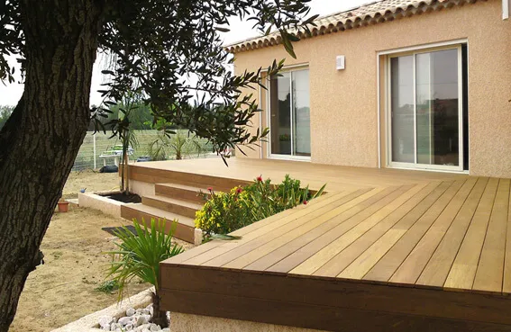 Terrasse en itauba devant une bastide provençale avec olivier