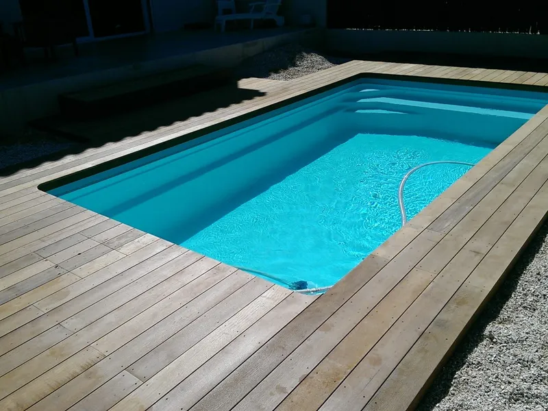 Terrasse en itauba autour d'une piscine, réalisée par Blackwood Deck dans le Pays d'Aix