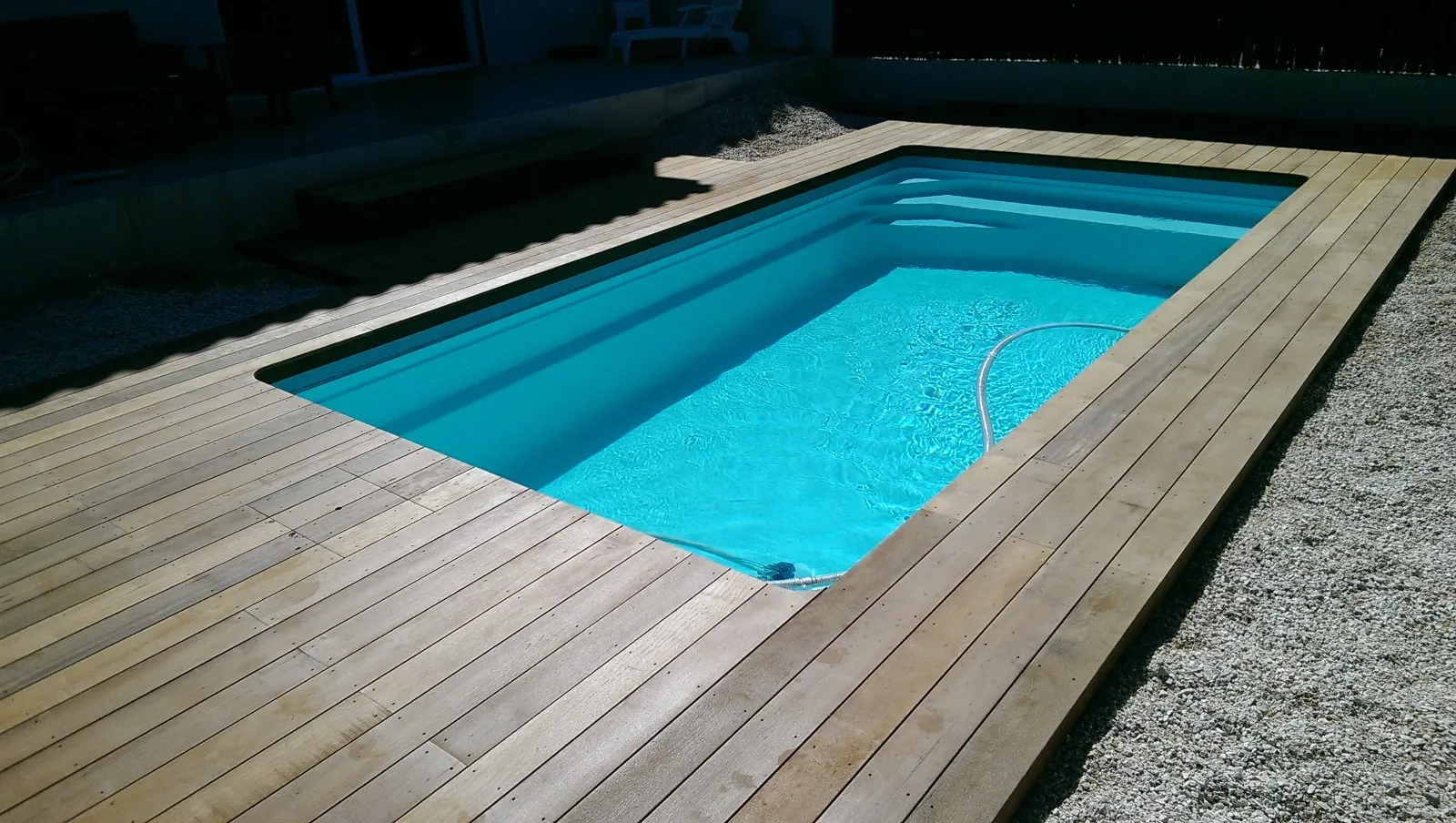 Terrasse en itauba contemporaine conçue et posée sur mesure à Aix-en-Provence