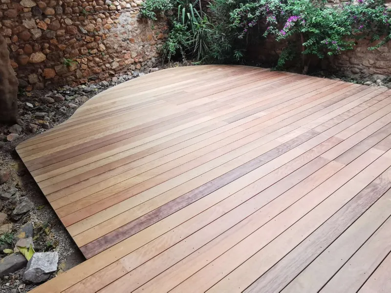 Terrasse en itauba dans une cour en pierre au Tholonet