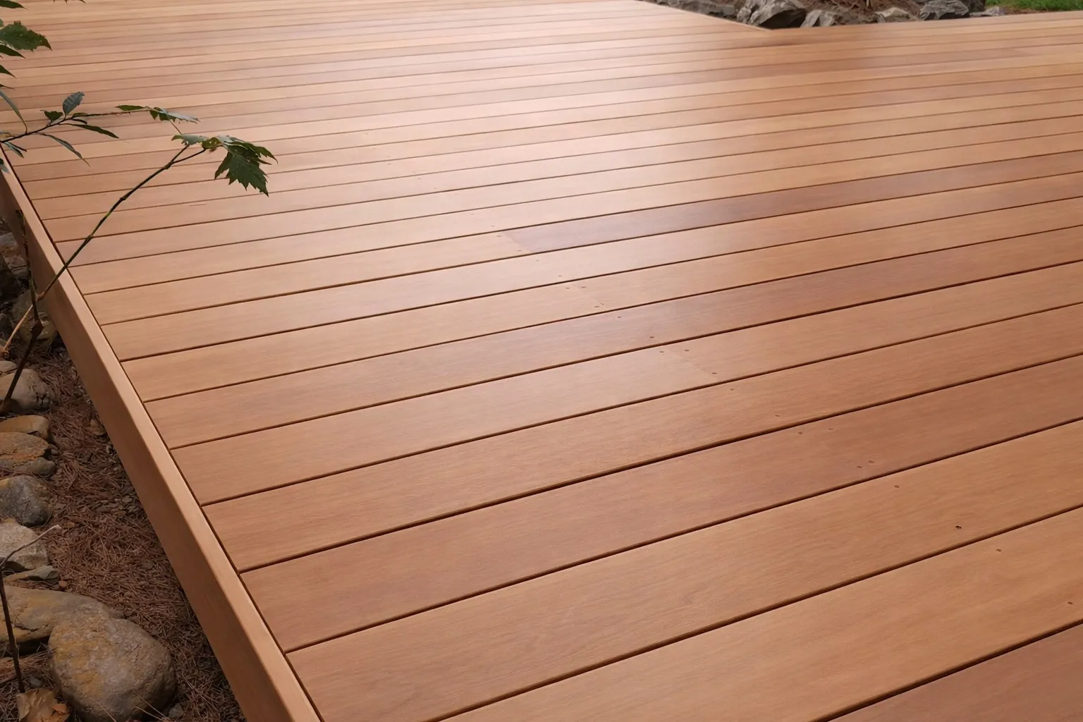Gros plan d'une terrasse en itauba, finitions soignées