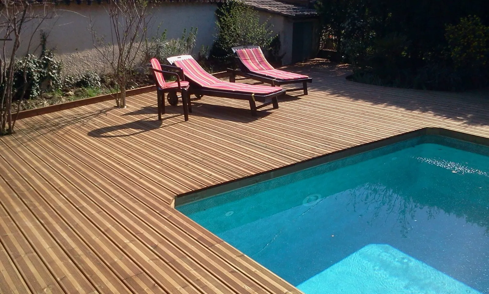 Terrasse en itauba avec éclairage intégré, espace de vie extérieur dans le Pays d'Aix