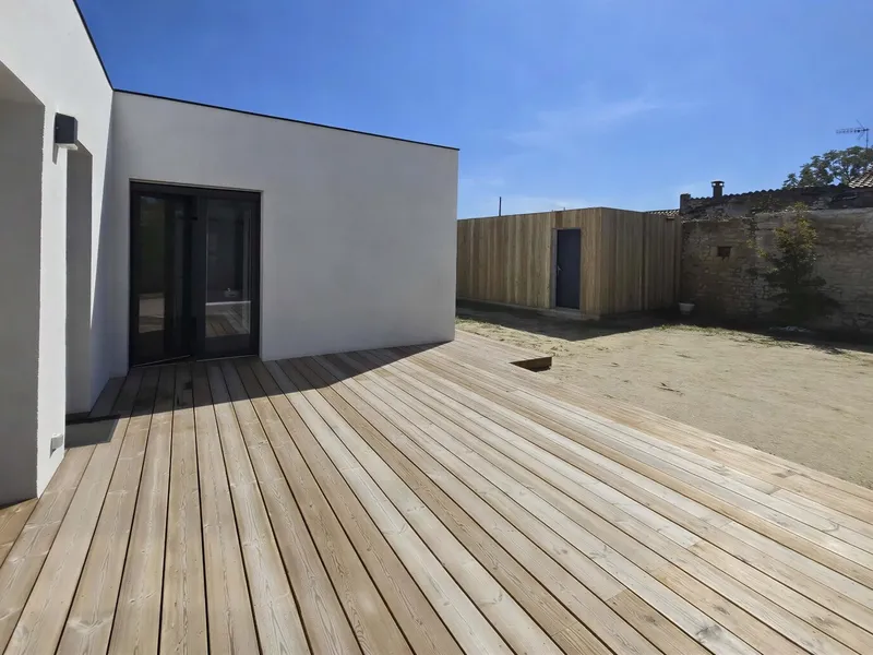 Terrasse en pin du Nord thermotraité avec cabanon bois