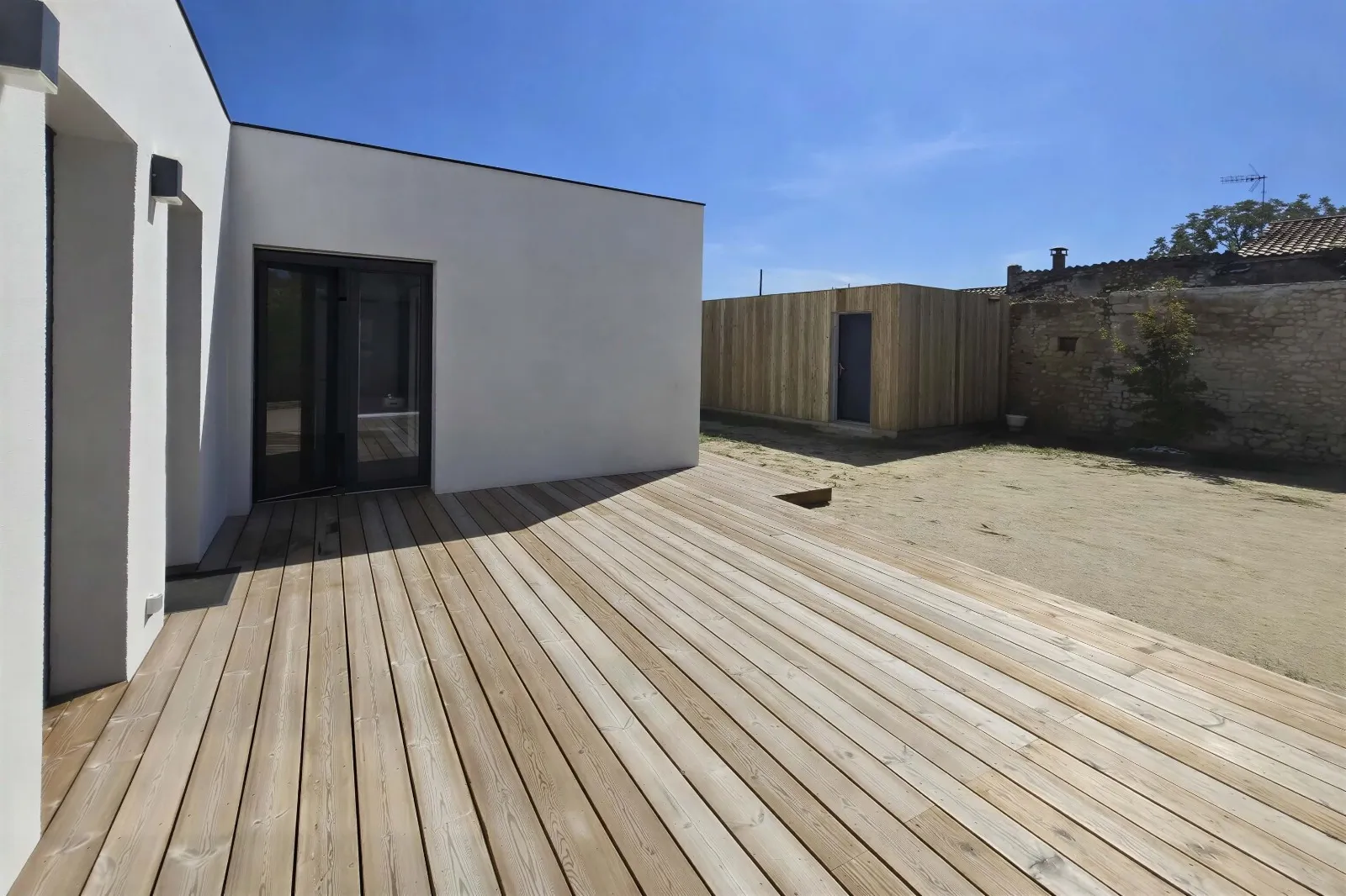 Grande terrasse en pin du Nord thermotraité avec cabanon assorti, réalisée dans le Pays d'Aix