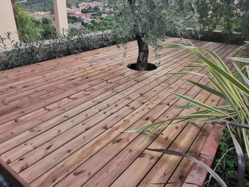 Terrasse bois d'une villa à Trets, dans la vallée de l'Arc
